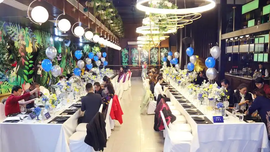 岭南牙科于南宁派立方聚会馆隆重举行高端商务晚宴