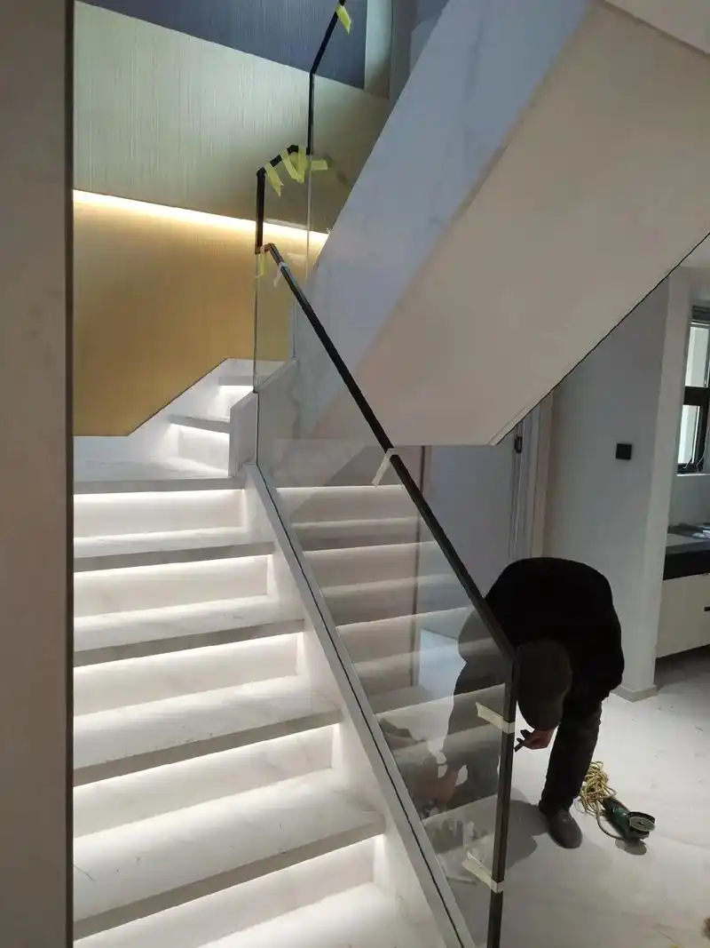 大华尚府 玻璃扶手 制作安装完成 #楼梯玻璃扶手效果图 - 抖音