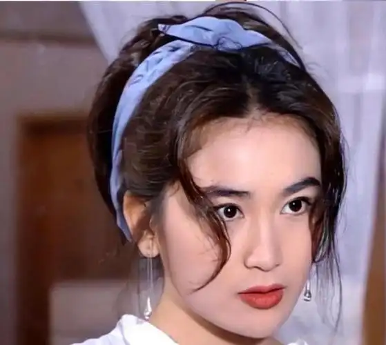 温碧霞也是圈内的不老女神,嫁给富豪老公后基本不拍戏了,基本日常生活