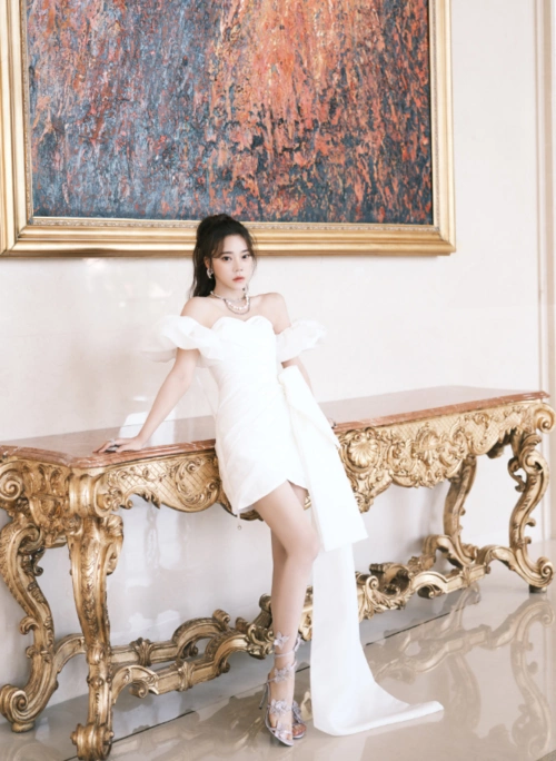 张紫宁活动生图释出拼接连衣裙优雅大方脚踩圆柱鞋秀美腿