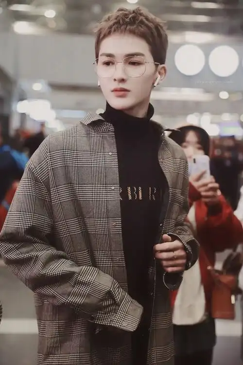 朱正廷北京飞首尔出发 温柔的眼镜哥哥挥手道别