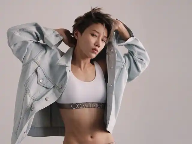 刘雨昕运动内衣照,线条顺畅胸肌腹肌明显,堪比男性身材