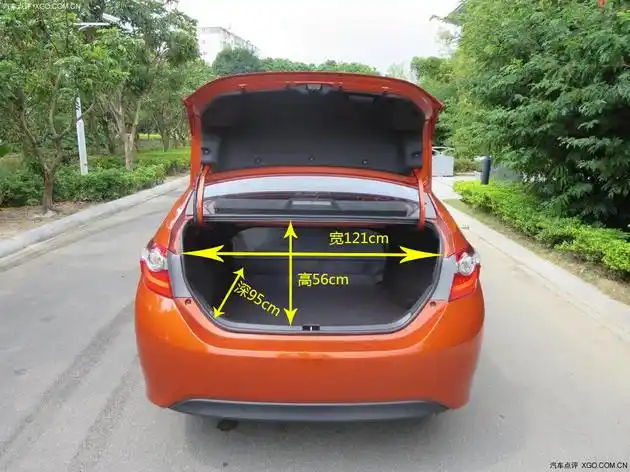 新感观领秀中级车 广汽丰田雷凌实拍