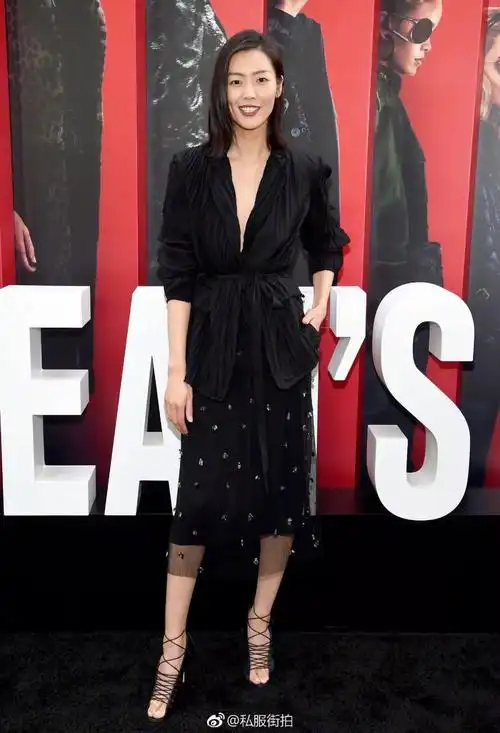 刘雯一条蕾丝裙穿的很小女人,网友:目测这双绑带鞋又要火!