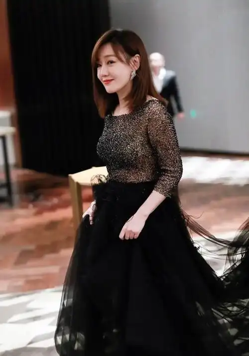 薛佳凝真成熟了不少亮片裙拼接薄纱裙摆虽然小腹有肉但不减分