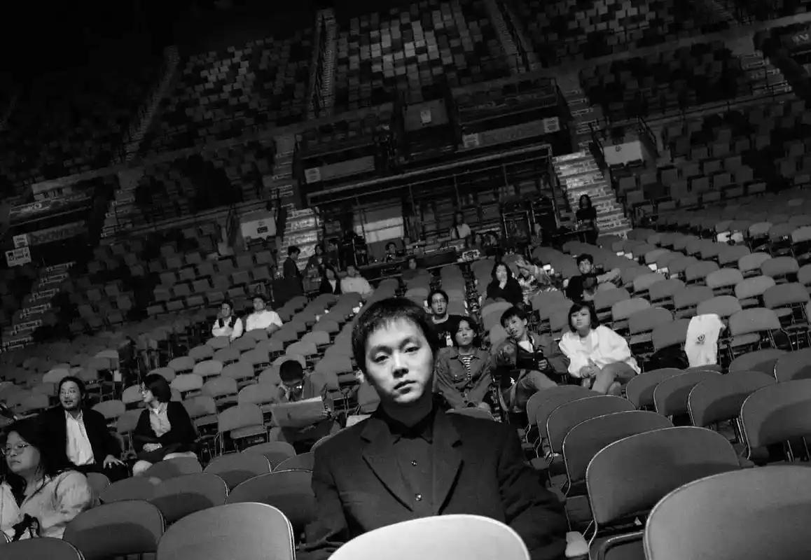 19 岁那年,窦唯加入黑豹乐队,几乎包揽了所有词曲创作,其中就有广为人