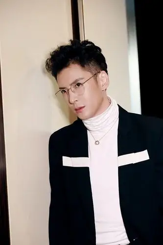 韩栋看秀触摸时尚前沿 金丝眼镜独具型格魅力