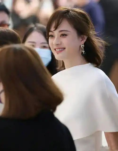 孙俪活动生图,续了长发气质大变,网友辣评:终于告别微商发型!