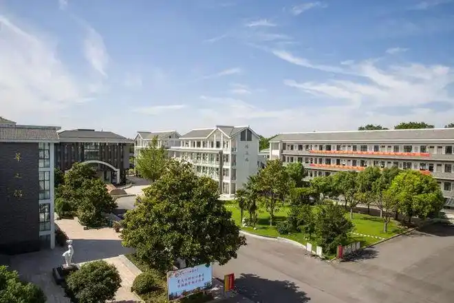 为苏北夜中学,1956年成为完全中学,1958年更名为扬州师范学院附属中学