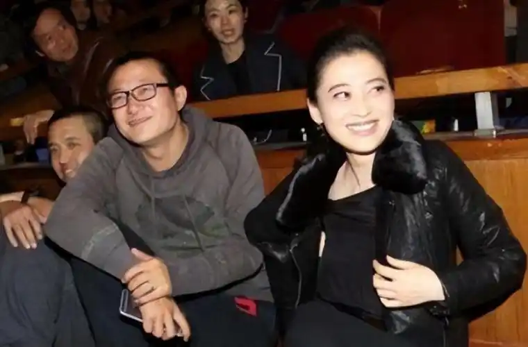 回顾曾剑娶二婚梅婷为妻婚后把她宠成宝儿女双全幸福美满