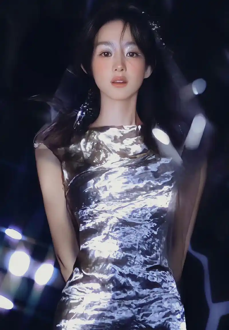 赵丽颖时尚芭莎大片封面,人鱼姬妆容太显嫩了,少女感满满#赵丽颖