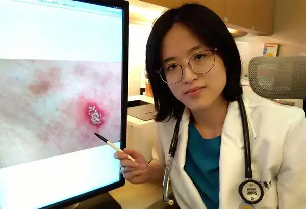 四周已霉菌感染而泛红,白色小水泡也已发炎化脓,所以高度怀疑她患有