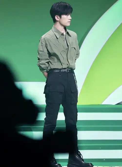 易烊千玺终于穿对裤子了,大长腿藏不住__凤凰网