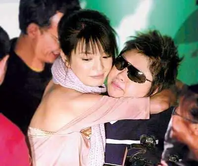 揭秘韩红和管彤热吻照片真相两人结婚成首桩同性恋明星婚姻