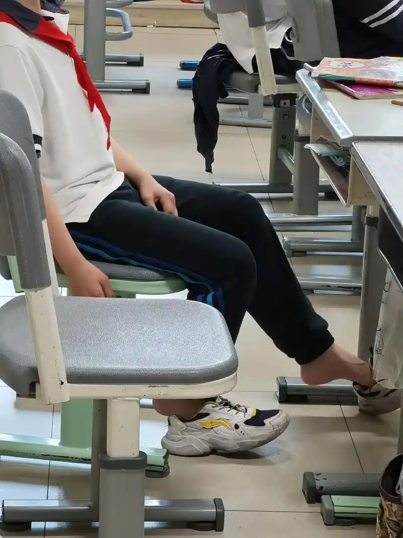 男童穿凉鞋上学