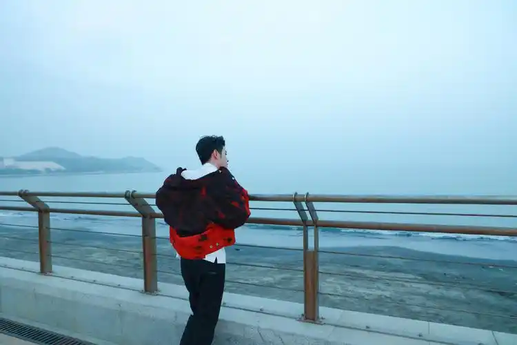 张云雷工作室更新库存照～ 帅哥连背影都好帅!