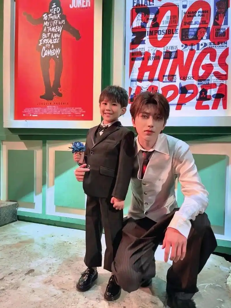 危险又迷人 搂着小孩拍照的坤坤帅到这种程度真的合理吗!