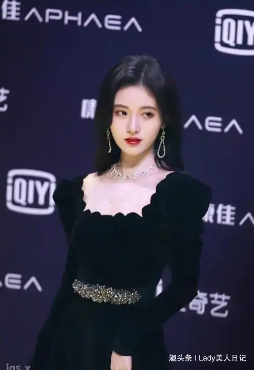 鞠婧祎罕见尝试大背头撩起刘海认不出姨妈色配皮衣气场有点弱