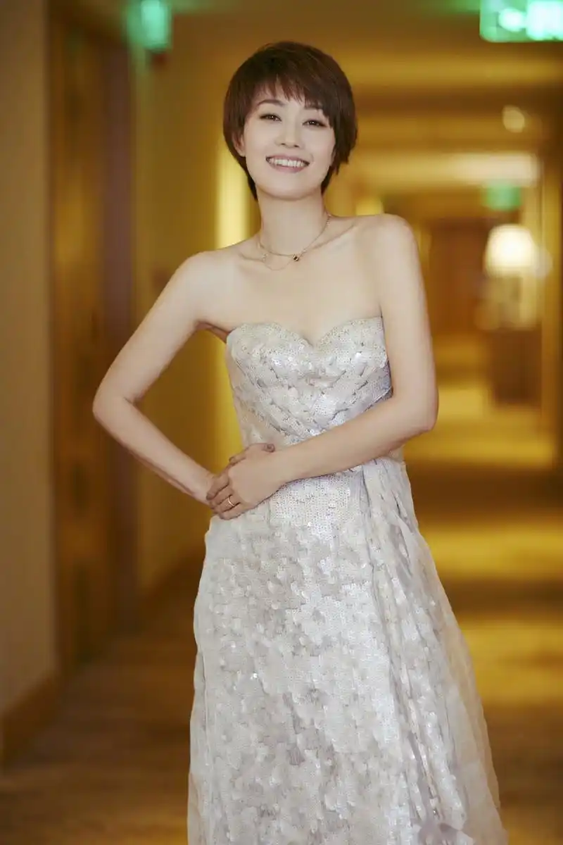 马伊琍 她是五提四中的新晋白玉兰"最佳女主角",她是热心公益的儿基会