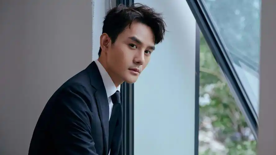 王凯黑色暗格西装夹克时尚写真