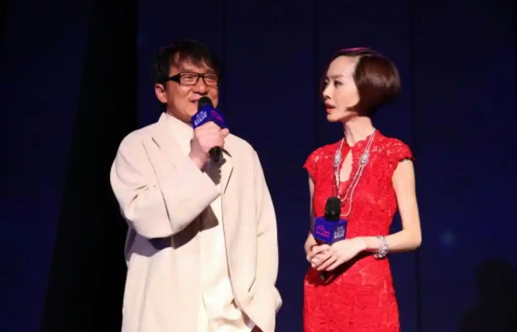 成龙在鲁豫有约中谈自己曾参与过假慈悲