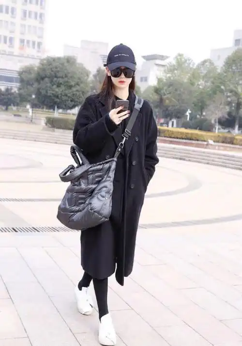 戚薇穿中国风红裙亮相冷艳霸气又典雅网友用两字形容绝美