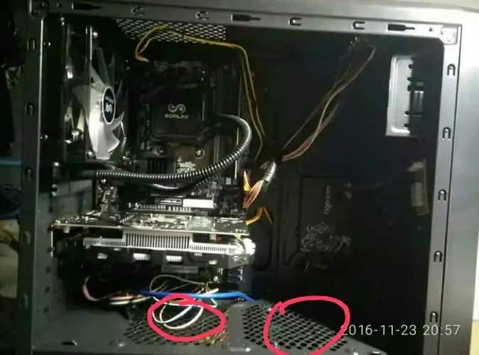 机箱底部是硬盘位,硬盘放上去,下部螺丝孔对准,从底下穿进螺丝拧死