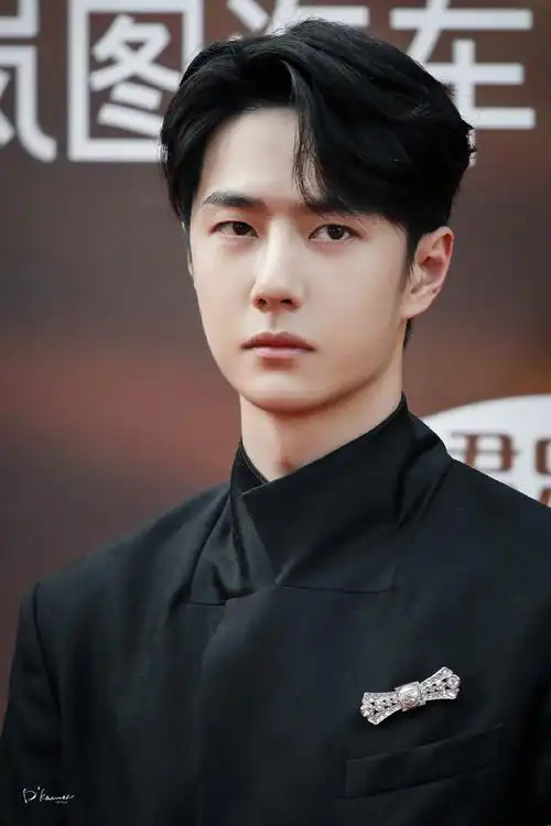 今晚的王一博不仅很白,很瘦,很帅,还带着两部优秀的电影作品,与合作的