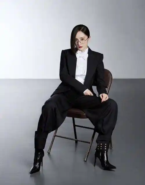 杨幂挑战半面公主切,穿黑西装扮摩登女郎,人美身材好就是任性