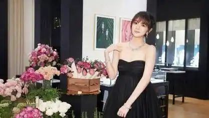 安以轩怀孕后首度亮相,黑色抹胸长裙性感迷人,上围激增更美了_活动