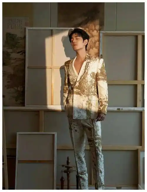 肖战上身的衣服同款几乎都是秒没.品牌的摇钱树,商家的财神爷.