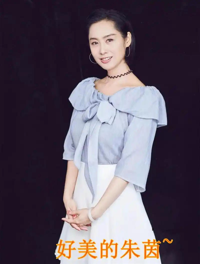 47岁朱茵晒近照,皮肤白皙无皱纹,仔细看眼睛成亮点!