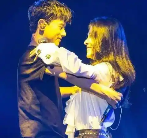 曝张碧晨生子前不知娃生父,出轨男陪产,张杰遭牵连_谢娜_孩子_网友