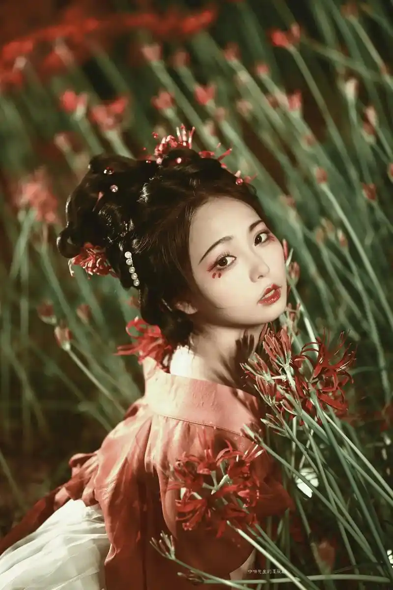 彼岸花拍摄.彼岸花#人像写真 #国风古韵 #好看的小姐姐 # - 抖音