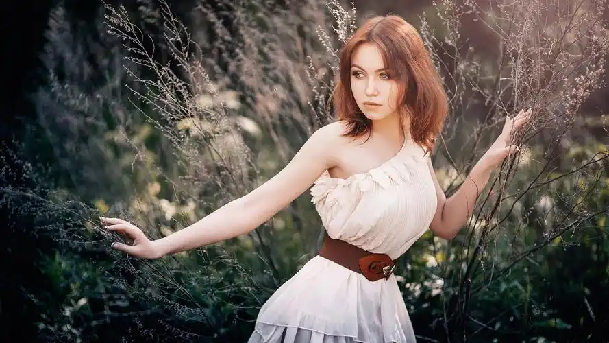 白裙女孩唯美清新桌面壁纸