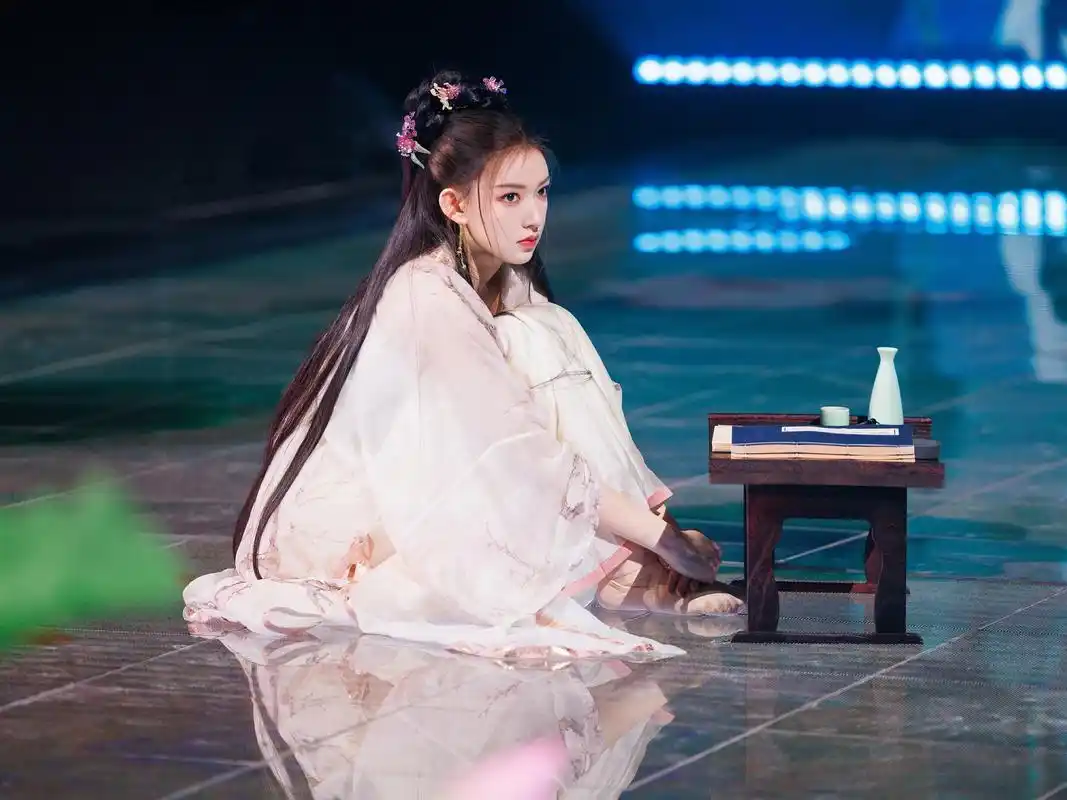 程潇穿粉色轻纱汉服裙演绎舞台剧 造型甜美 一颦一笑尽显温柔气质