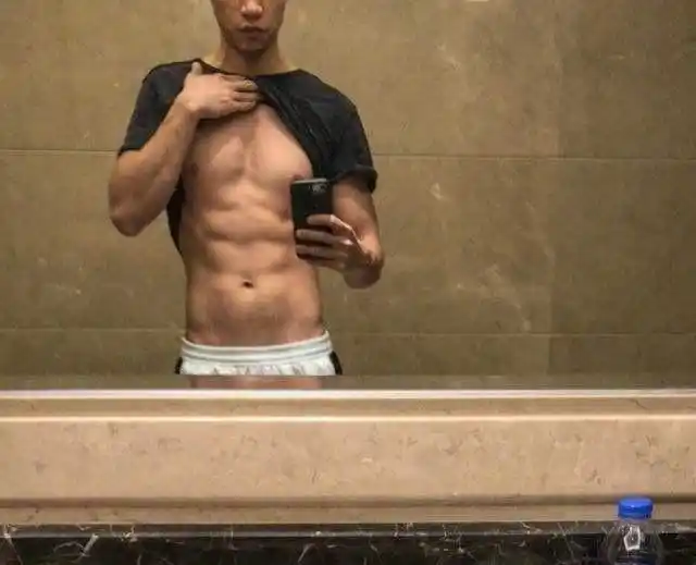 魏晨晒光剑腹肌照!结婚后变保守了,在关键部位还打了马赛克