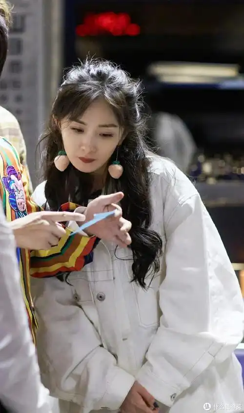 杨幂饰)和九重天太子夜华(赵又廷饰)经历三段爱恨纠葛终成眷属的绝美