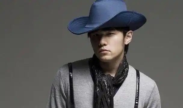 周杰伦晒近照,刮了胡子后的他立马回到20岁,一秒梦回出道时_样子_生活