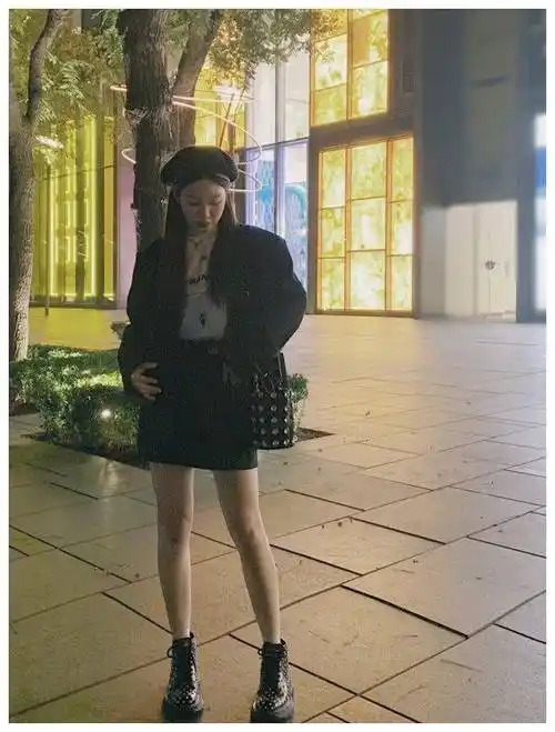 徐梦洁为显腿细,挑战长脚凳高难度坐姿?姿势学不会_姐姐_穿着_黑色