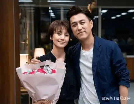 靳东老婆和俩儿子外出!