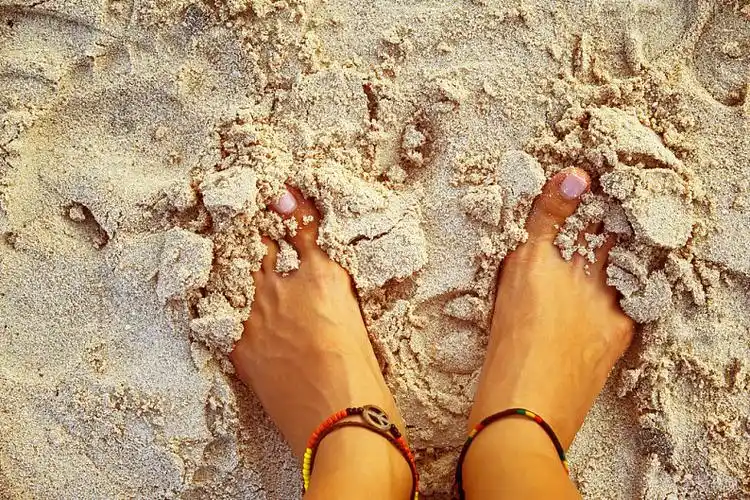 特写_图像_赤足_女人_脚_黄色_沙子_图片素材