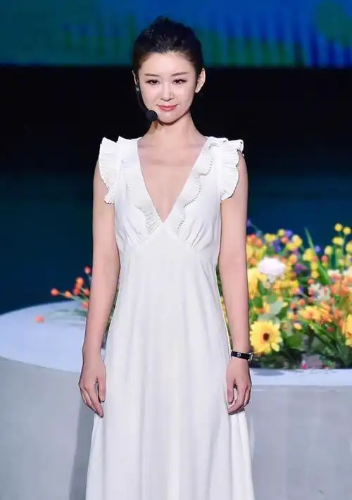 李小萌穿衣大变样穿露肩礼服大秀直角肩油头发型颠覆清纯形象