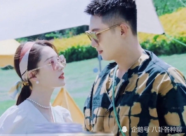 黄景瑜李沁综艺深情对视,李沁喊对方黄先生,并亲自喂水果