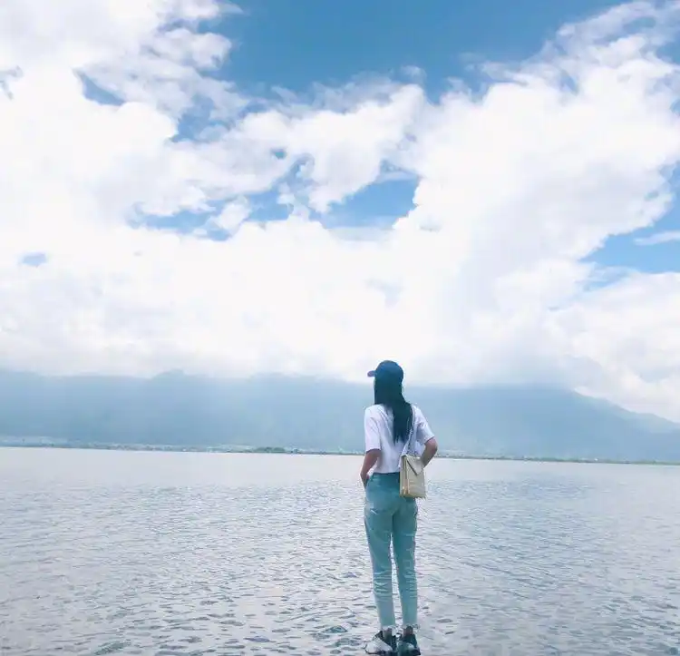 身上背着白色的斜挎包,有种一览无余的感觉,不得不说,李沁的"背影杀"