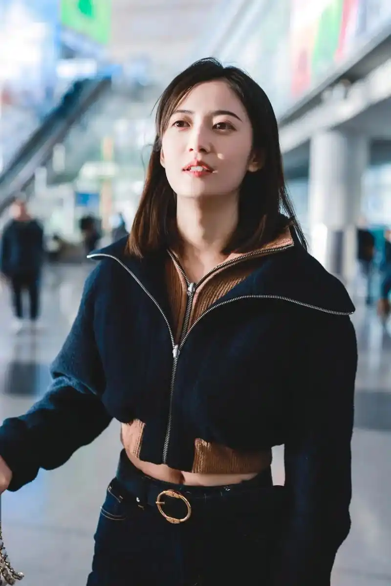 美女陈钰琪,机场快闪,笑靥如花,小蛮腰真吸睛.