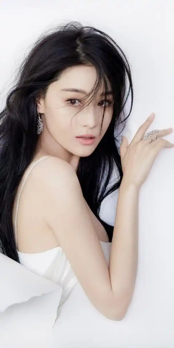 张馨予如晨露中的花朵,白色壁纸甜美可人.