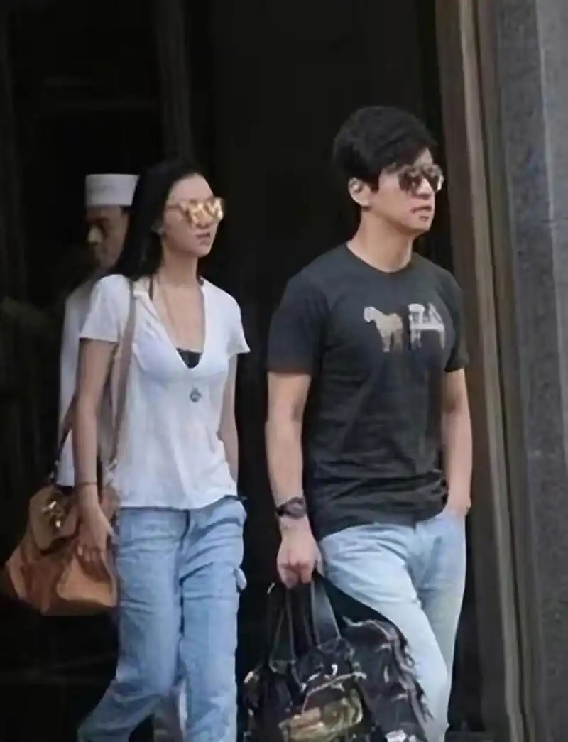 网友:李健和老婆孟小蓓同框,一袭白裙清丽又脱俗,郎才女貌天生一对