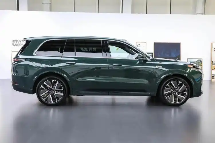 理想l9是一款全尺寸六座suv,其车身尺寸为5218×1998×1800mm,轴距为3