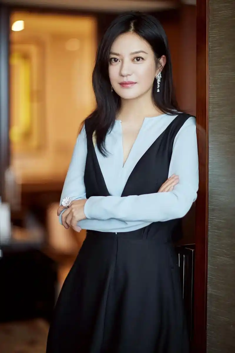 赵薇现身第九届中国电影导演协会2017年度表彰盛典,讲述了自己与电影